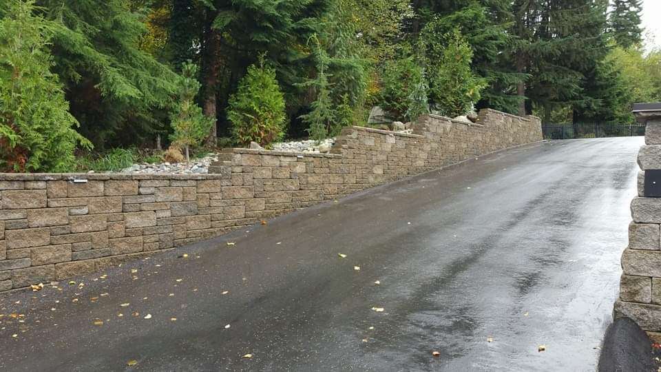 retaining wall lining driveway